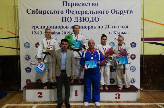 Двенадцать медалей, а вместе с ними и двенадцать путёвок на первенство России среди юниоров и юниорок до 21 года выиграли дзюдоисты Алтайского края на первенстве Сибири, проходившем 12 - 13 октября в Кызыле.